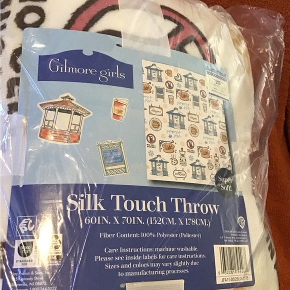 Gilmore Girls “ Meet Me At The Gazebo “ Silk Touch Throw - Picture 2 of 5